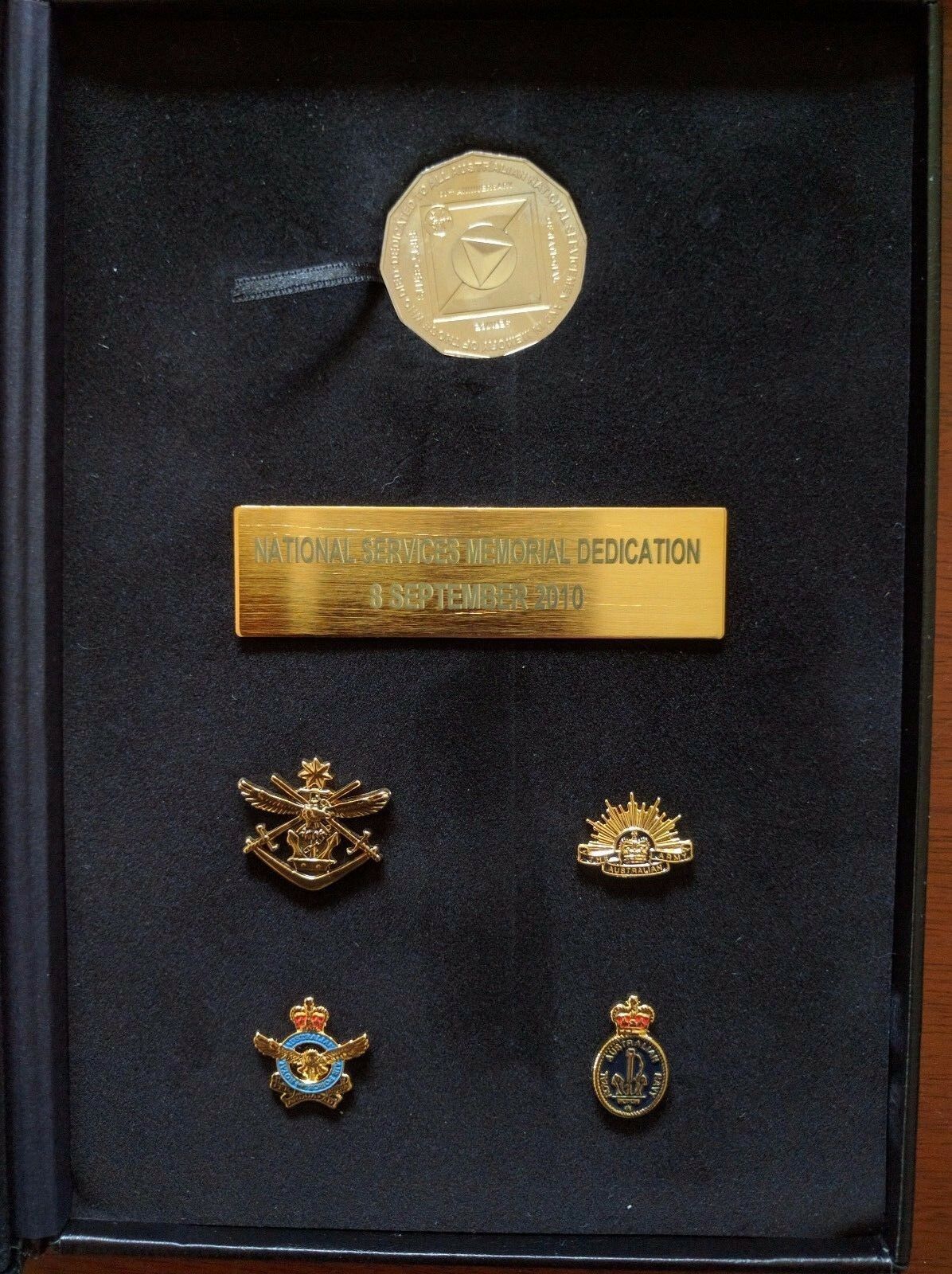 2010 National Service Memorial Special Minisheet and 50c Coin in boxed Limited Edition 009/500 - Image 3